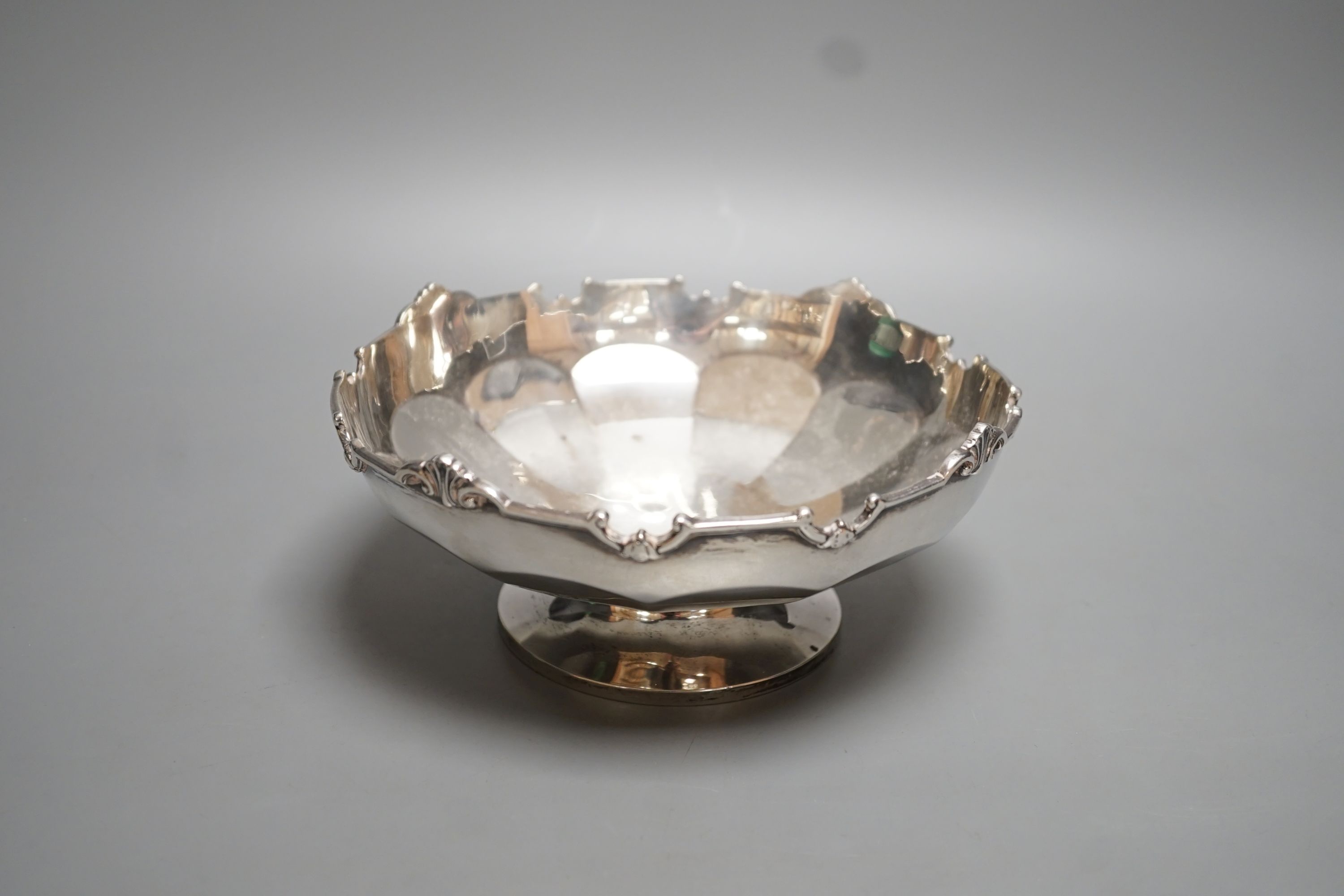 A George V silver pedestal bowl, William Greenwood & Sons, Birmingham, 1926, 19cm, 12oz.